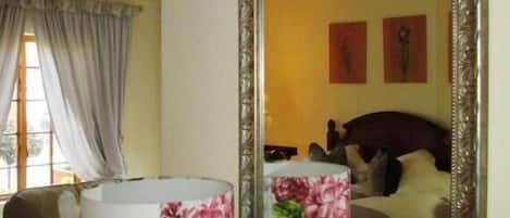 Habitación triple Deluxe, vista al jardín | Escritorio, espacio para trabajar con laptop y wifi gratis