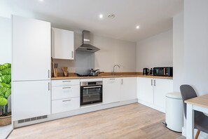Kühlschrank, Wasserkocher, Toaster, Kochgeschirr/Geschirr/Besteck