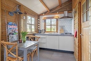 Fridge, oven, stovetop, dining tables - Blue Cottage Callantsoog (CALLANTSOOG, NIEDERLANDE)