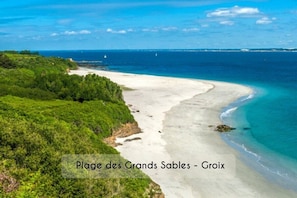 Una spiaggia nelle vicinanze