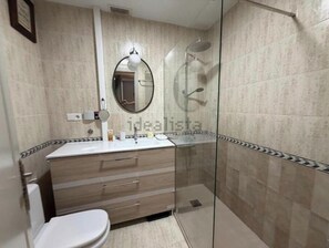 Haartrockner, Handtücher, Seife, Toilettenpapier