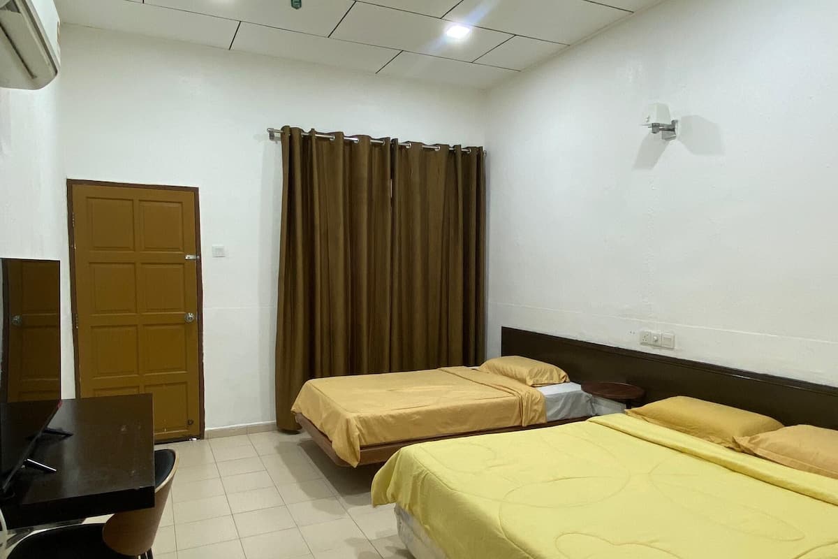 Chalet básico, vistas a la piscina | Espacio para trabajar con un portátil, cortinas opacas, wifi gratis