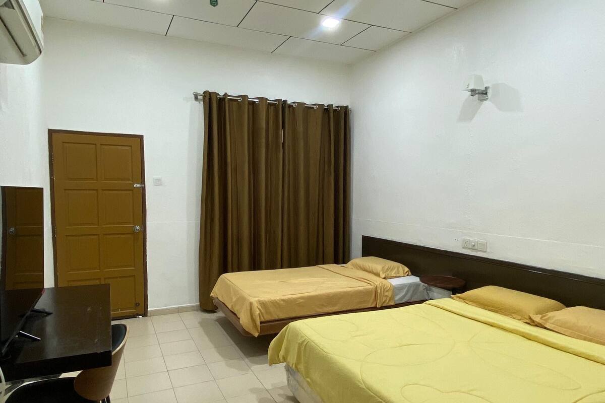 Basic Chalet, Pool View | Laptop workspace, blackout curtains, free WiFi