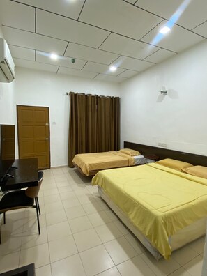 Chalet Basic, vista piscina | Postazione laptop, tende oscuranti, Wi-Fi gratuito