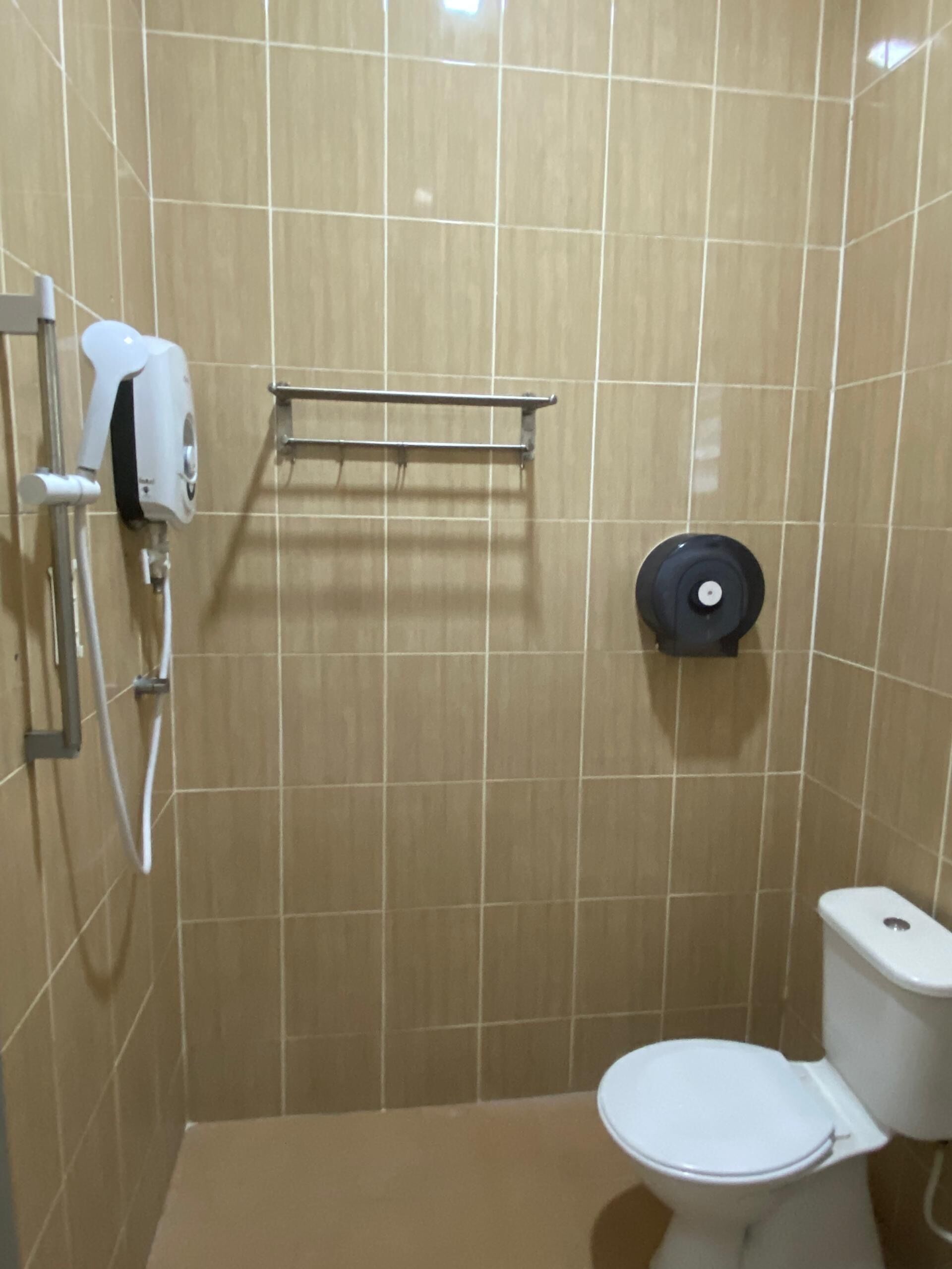 Eenvoudige chalet, uitzicht op zwembad | Badkamer | Een douche, een haardroger, pantoffels, handdoeken