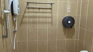 Eenvoudige chalet, uitzicht op zwembad | Badkamer | Een douche, een haardroger, pantoffels, handdoeken