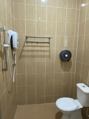 Chalet Basic, vista piscina | Bagno | Doccia, asciugacapelli, pantofole, asciugamani