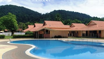 Chalé básico, vista para a piscina | Piscina | Piscina externa