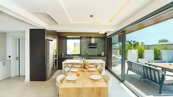 Vila Deluks | Tempat makan