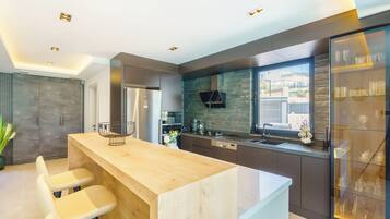 Vila Deluks, 4 kamar tidur | Dapur pribadi | Mesin pembuat kopi/teh, lemari es besar, microwave, dan oven