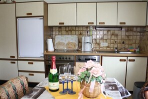 Wasserkocher mit Kaffee-/Teezubehör, Kühlschrank, Mikrowelle, Ofen