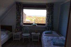 3 Schlafzimmer, Schreibtisch, Bügeleisen/Bügelbrett, Reisekinderbett