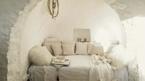 A cozy, white-themed bedroom with a bed, pillows, and a hanging dreamcatcher. - Designer trullo in Valle d'Itria, Apulia (Cisternino)