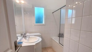 A bathroom with a sink, mirror, window, and bathtub. - Apartment*Residence with pool*Parking*3 min from downtown Sarlat (Sarlat-la-Canéda)
