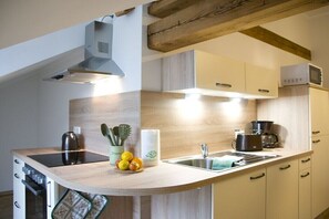 Wasserkocher mit Kaffee-/Teezubehör, Kühlschrank, Mikrowelle, Ofen