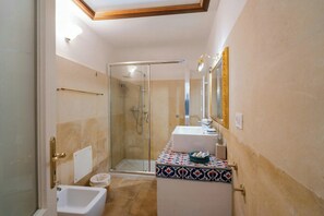 A bathroom with a shower, sink, and toilet. - Historic gem with antiques & private pool (Santa Cesarea Terme)