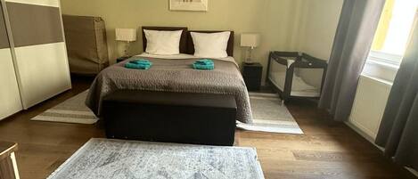 2 bedrooms, iron/ironing board, bed sheets