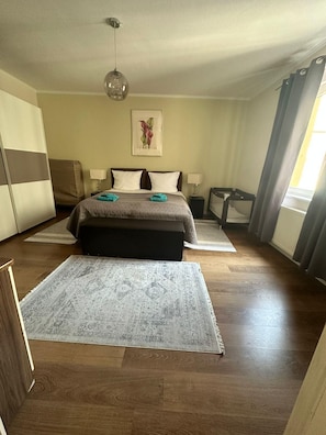 Tabla de planchar con plancha y ropa de cama 