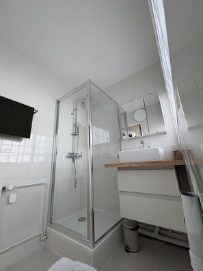 Dusche, Handtücher, Toilettenpapier