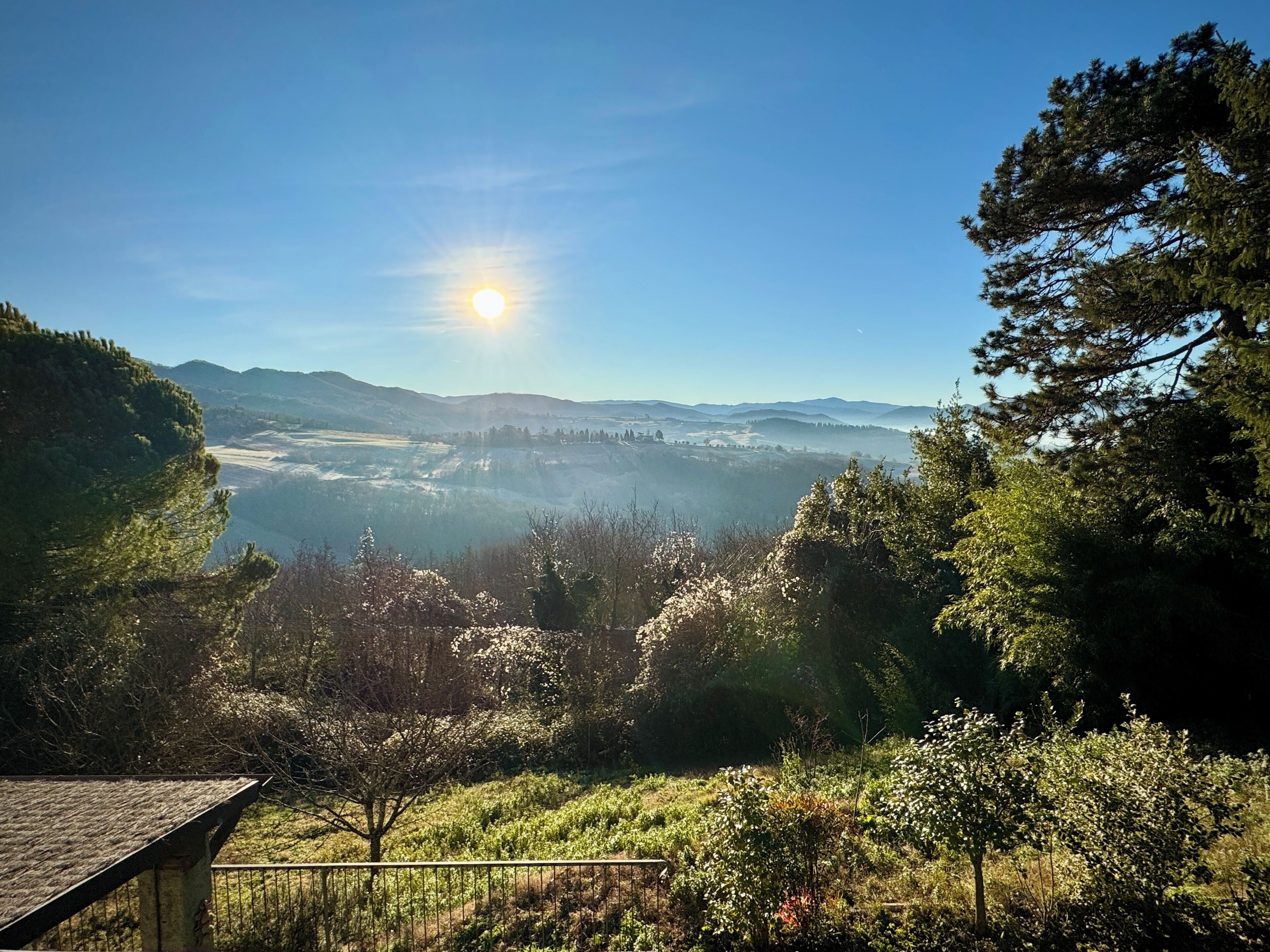 Eine Berglandschaft mit blauem Himmel und Sonnenschein.