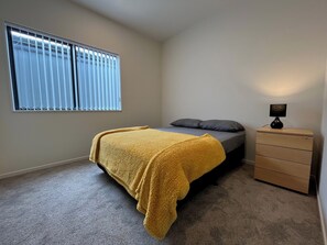 Tabla de planchar con plancha, wifi gratis y ropa de cama 