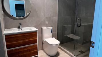 Haartrockner, Handtücher, Seife, Toilettenpapier