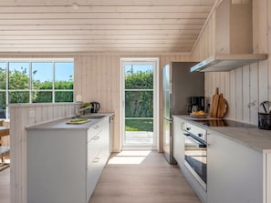 Kühlschrank, Geschirrspüler, Kochgeschirr/Geschirr/Besteck