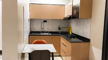 Appartement Supérieur, non-fumeurs, cuisine | Cuisine privée | Mini réfrigérateur, micro-ondes, four