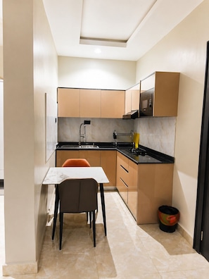 Appartement Supérieur, non-fumeurs, cuisine | Cuisine privée | Mini réfrigérateur, micro-ondes, four