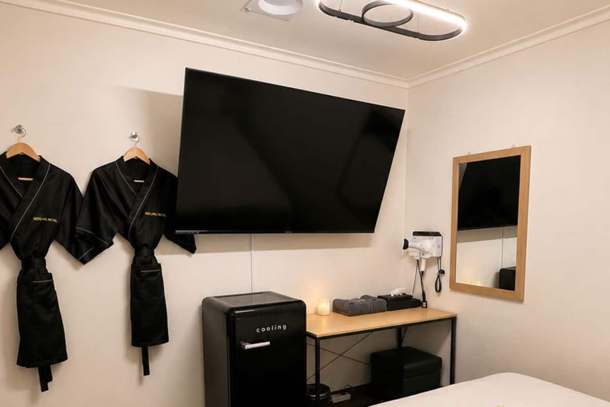 Deluxe Room | Desk, WiFi (free), bed sheets