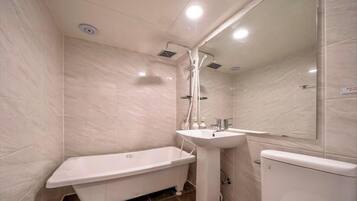 Un bagno con una vasca, un lavandino e un water.