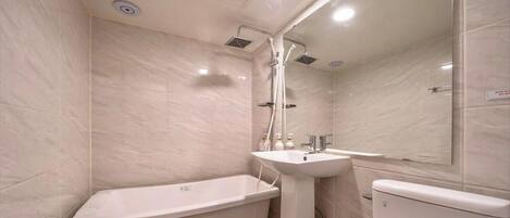 Un bagno con una vasca, un lavandino e un water.