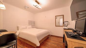 Deluxe Room | Desk, free WiFi