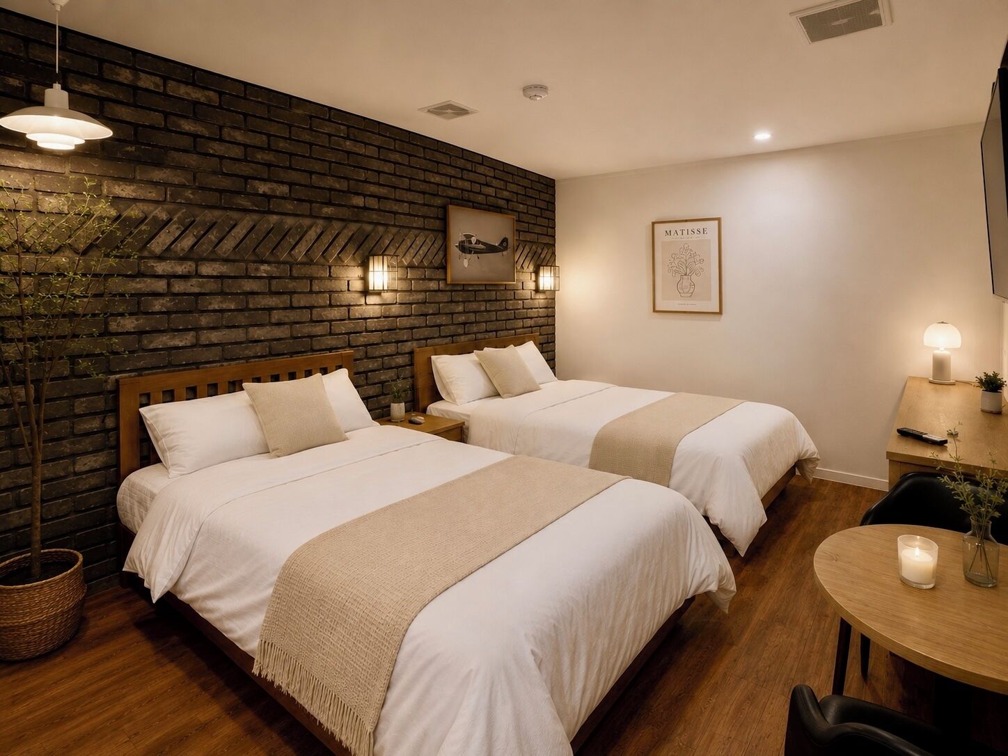 Chambre familiale double ou avec lits jumeaux, non-fumeur | Bureau, accès au Wi-Fi (inclus), literie fournie