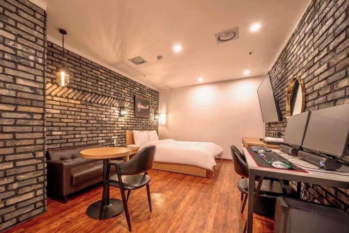 Premium Room | Desk, WiFi (free), bed sheets