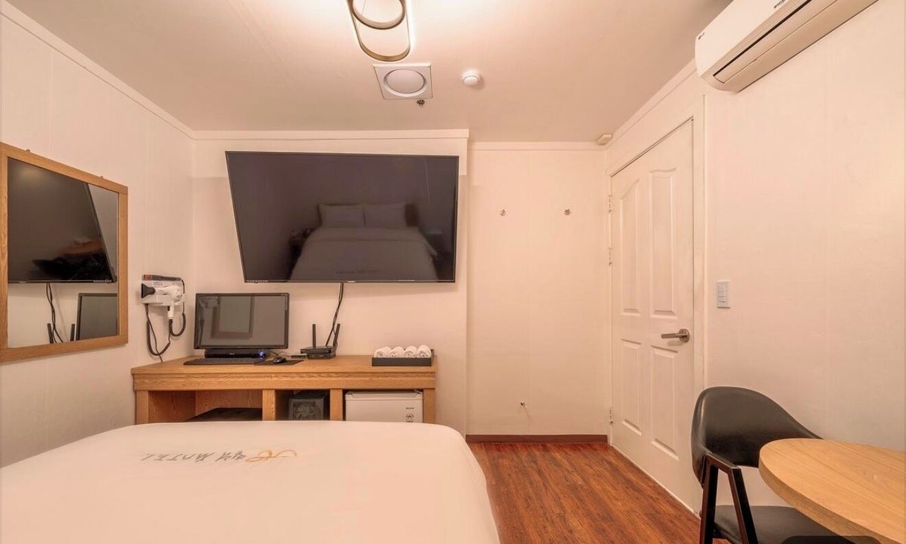 Deluxe Room | Desk, free WiFi
