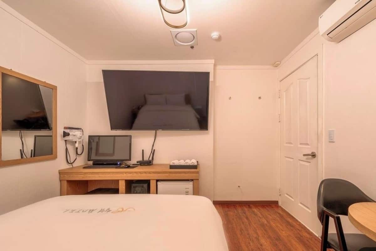 Deluxe Room | Desk, free WiFi, wheelchair access