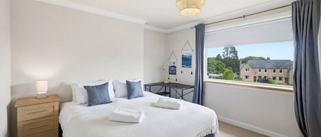 3 bedrooms, desk, iron/ironing board, WiFi