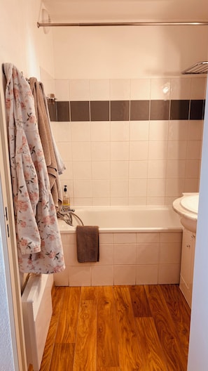 Regadera, secadora de cabello, papel de baño 