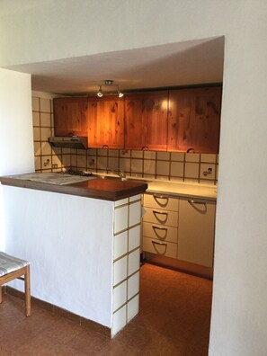 Wasserkocher mit Kaffee-/Teezubehör, Kühlschrank, Ofen, Herdplatte