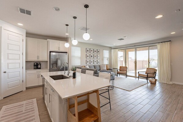 Interior - 4BR Gold Canyon fire pit, pickleball, basketball & outdoor amenities (Gold Canyon)