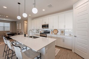 Coffee/tea maker, fridge, microwave, oven - 4BR Gold Canyon fire pit, pickleball, basketball & outdoor amenities (Gold Canyon)
