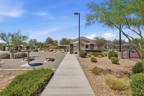 Property grounds - 4BR Gold Canyon fire pit, pickleball, basketball & outdoor amenities (Gold Canyon)