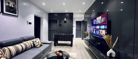 Deluxe Apartment, Balcony, City View | Living area