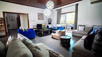 Deluxe Villa, 2 Bedrooms, Courtyard View | Living area