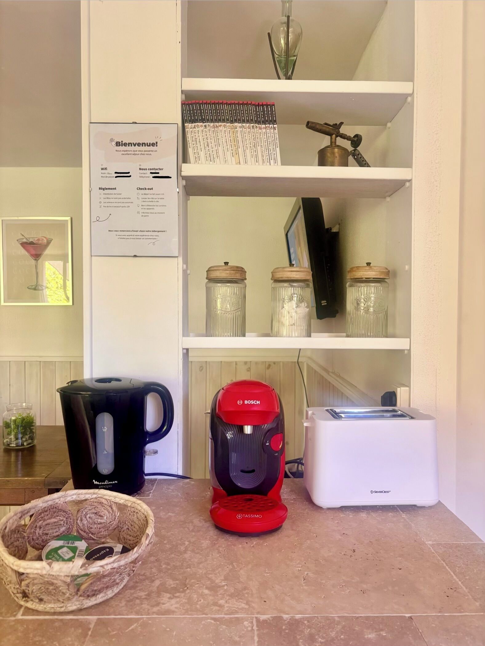 Eine Küche mit Kaffeemaschine, Toaster und einem Brotkorb.