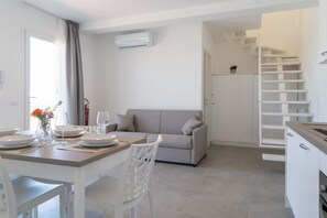 Interior - Charming 60 sqm apartment, on two levels, for four people, located within the renowned Borgo 84 residential complex—which features two swimming pools, a sports area, and a cycle path. The property is just 3 km from the center of Marzamemi, one of Italy (Pachino)