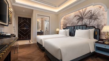 Een hotelkamer met een groot bed, een bureau en een badkamer.