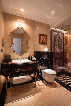 Separate bathtub and shower, rainfall showerhead, free toiletries - Classyc Hotel Hang Buom (Hanoi)