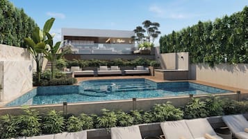 Una piscina al aire libre, sillones reclinables de piscina